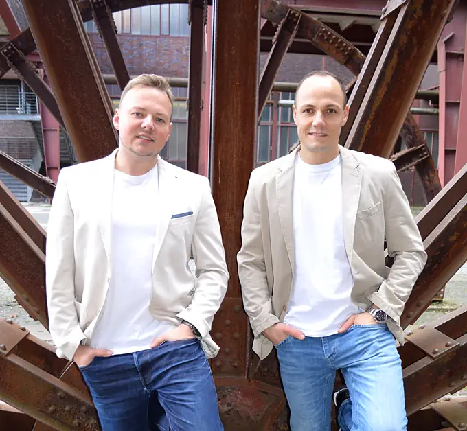 Die WIA-Gründer und Geschäftsführer Stephan Silbert und Roland Paskuda vor einer Industriekulisse