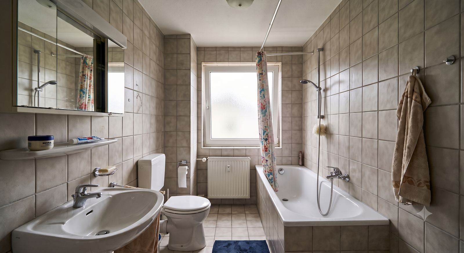 Vorher: Bad mit hoher Badewanne und Duschvorhang (KI-generierte Beispieldarstellung)